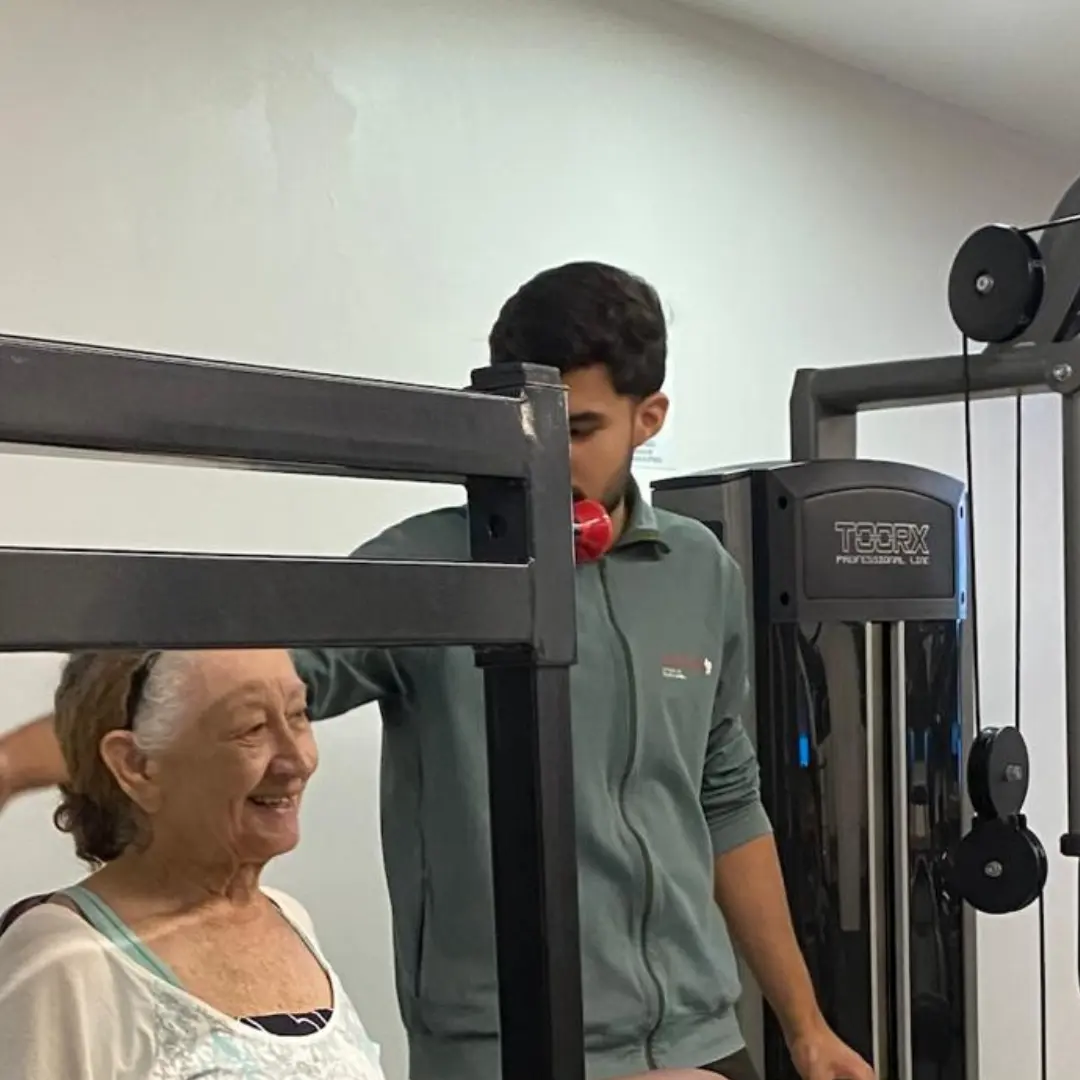 Profissional Everylife orienta exercício no studio