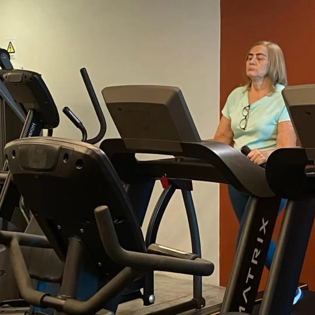 Aluna realiza exercício acompanhada por instrutor
