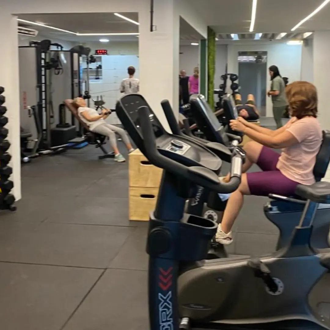 Exercício no studio Everylife com apoio do instrutor