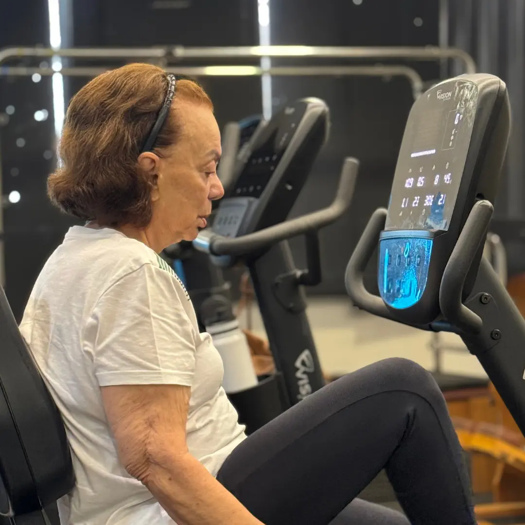 Aluna em exercício de condicionamento físico e autonomia
