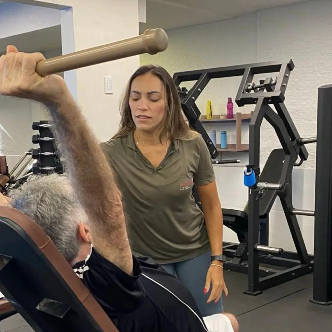 Profissional acompanha exercício de aluno no studio real